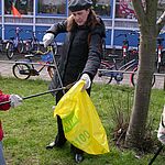 Actie Paasbest 2004. Wethouder mw. drs. A.E.H. Baltus geeft het goede voorbeeld door samen met kinderen van de Kerkbeekschool op 6 april 2004 een begin te maken met het verwijderen van het zwerfvuil rond het schoolgebouw. (foto C & V)