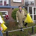 Actie Paasbest 2004. Burgemeester mr. B.B. Schneiders geeft het goede voorbeeld door samen met kinderen van de Kerkbeekschool op 6 april 2004 een begin te maken met het verwijderen van het zwerfvuil rond het schoolgebouw. (foto C & V)