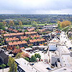 Gezicht op een gedeelte van Heemskerk in zuidelijke richting, gezien vanaf de toren van de Nederlands Hervormde Kerk. Geheel links de Zaalberglaan en rechts de Maerten van Heemskerckstraat. Situatie april 1991. (foto N. Rozemeijer)