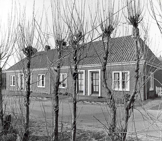 Bejaardenwoningen aan het Sint Agnesplantsoen. Situatie 1968.