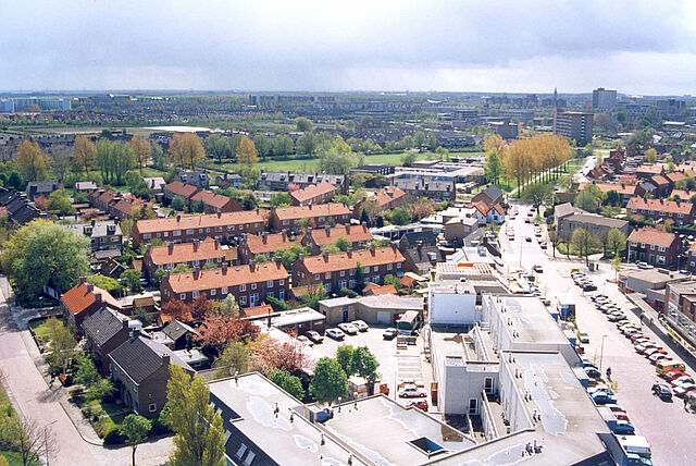 Gezicht op een gedeelte van Heemskerk in zuidelijke richting, gezien vanaf de toren van de Nederlands Hervormde Kerk. Geheel links de Zaalberglaan en rechts de Maerten van Heemskerckstraat. Situatie april 1991. (foto N. Rozemeijer)