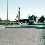 Gezicht op de Gerrit van Assendelftstraat ter hoogte van de Constantijn Huijgensstraat en Karshoffstraat. Links van de weg de woning en bollenschuur van de fam. van der Kolk. Situatie februari 1962. (dia C. Duineveld)