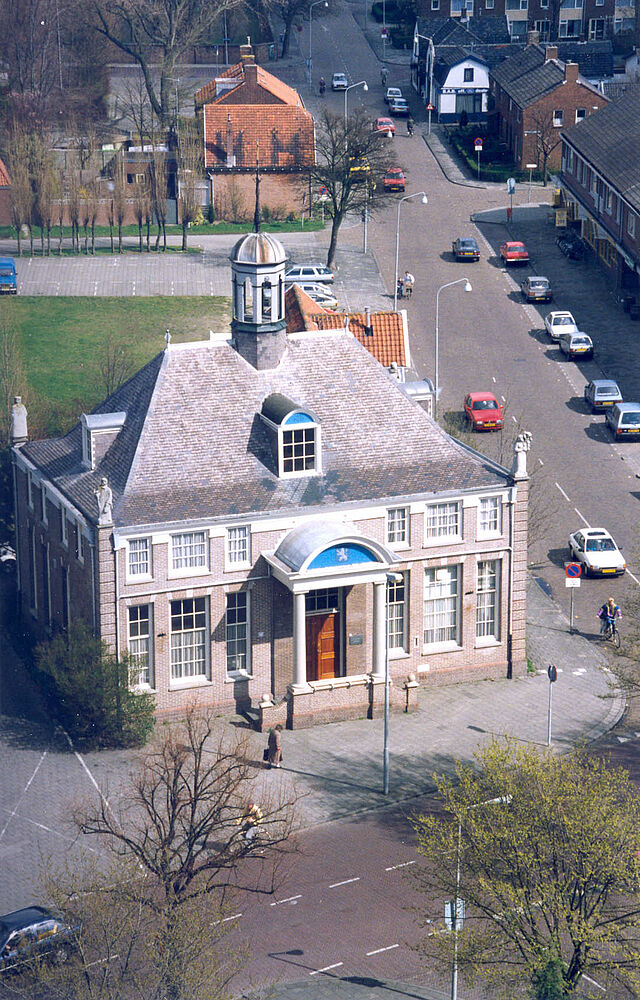Het oude raadhuis aan het Burgemeester Nielenplein gezien vanaf de toren van de Nederlands Hervormde Kerk. Rechts de Maerelaan. Situatie april 1991. (foto N. Rozemeijer)