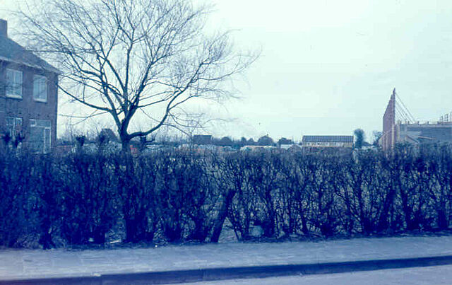 Woningbouw in de woonwijk Kerkbeek. Links de Spoellaan en rechts de Valcooghstraat. Situatie februari 1962.