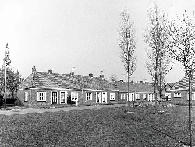 Bejaardenwoningen aan het Sint Agnesplantsoen, gezien vanaf de Kerklaan. Sittuatie 1968.