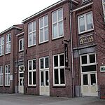Links de ingang van cafe Lokaal en rechts de ingang van Radio Heemskerk in de Mariaschool aan de Anthonie Verherentstraat. Situatie 2003. (foto F. Smit)