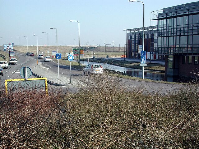 Rechts het bedrijventerrein "De Trompet" met de ingang aan de Communicatieweg en links de T54, de aansluiting op rijksweg A9. Situatie 2003. (foto F. Smit)