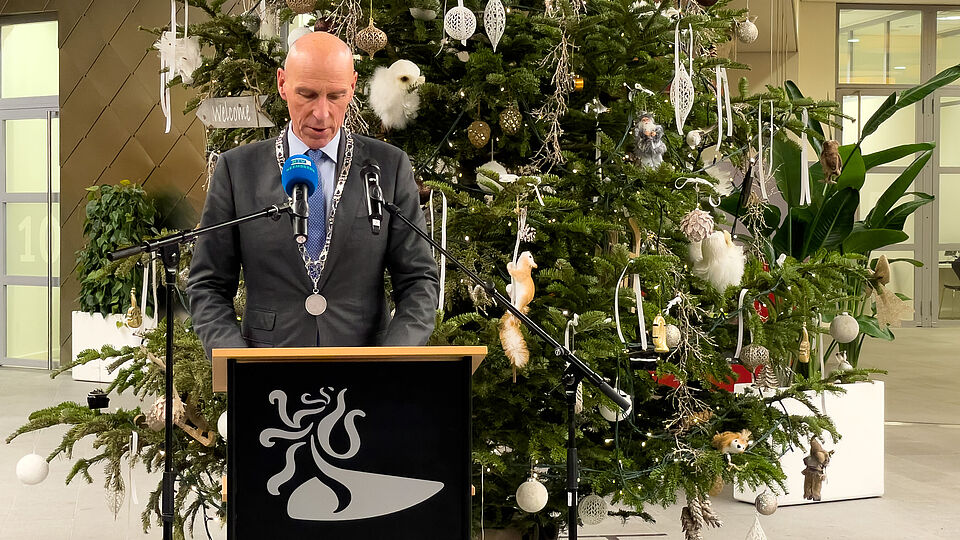 Een foto van burgemeester Alexander Luijten tijdens de nieuwjaarsspeech